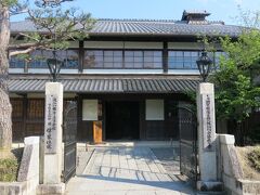 近江商人の旧家であった伴家住宅跡は、小学校、役場、図書館などの変遷を経て、現在は資料館として活用されています。