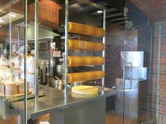 たねやの向かいにはバームクーヘンで有名なクラブハリエがあります。
というか、クラブハリエがたねや系列で近江八幡が本店なんて初めて知りました。せっかくなので、焼き立てバームクーヘンを衝動買いしてしまいました(笑)