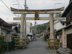 ●諸羽神社＠旧東海道

旧東海道を歩いていると、大きな鳥居の前を通りました。
奥に、諸羽神社があるそうです。