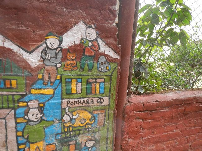 ホテル前のポカラピース壁画。<br /><br />