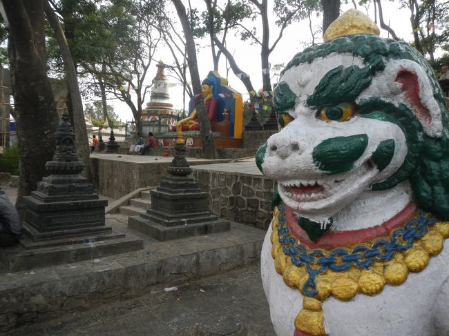 スワヤンブナートの仏塔<br />壮麗な仏塔の一つスワヤンブナートの仏塔がそびえています。<br />お出迎えの狛犬＠　市街地からクルマで20分程度　小高い丘にあります。