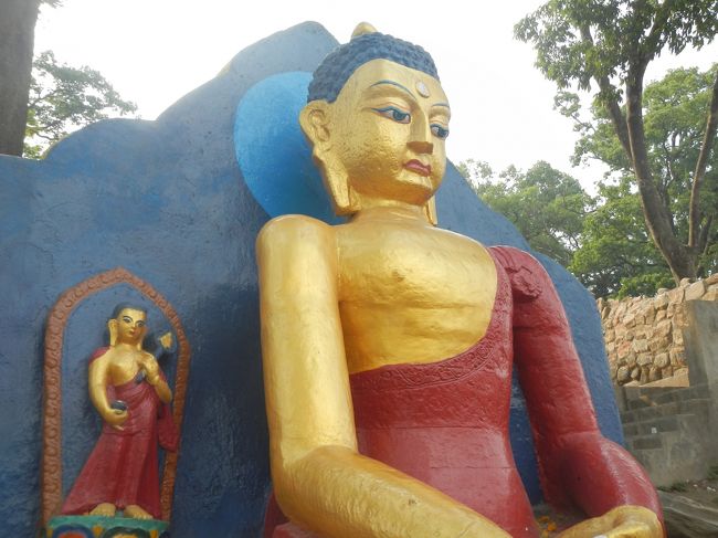 鎮座する金仏陀<br />