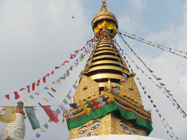 また、尖塔から出ている旗には、一枚一枚、お経が書かれています。<br />13層になっている尖塔部分は悟りの13段階を示しており、先端には涅槃を象徴する金色の傘があります。<br />