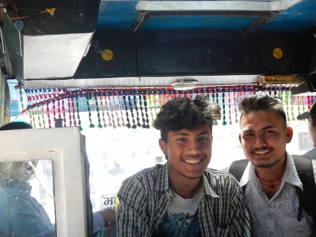 カトマンドゥからナガルコットへ行きます。<br />バス内でかっこいい青年もいます。<br />