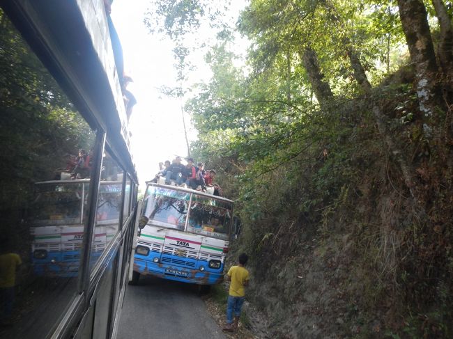 ナガルコットからカトマンドゥへ帰ります。<br />細い山道なのでバスの往来も困難ですが、<br />絶妙なハンドルさばきはギネスに値します＠<br />