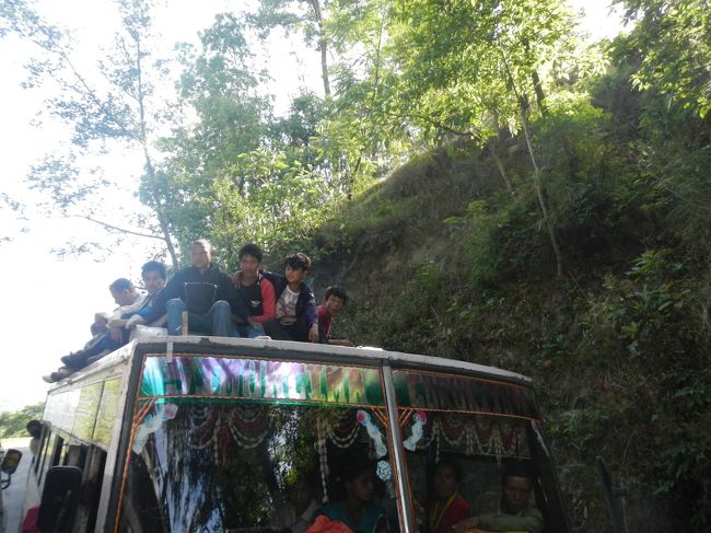 ローカルバス車内は一杯＠<br />抜けなければいいですが天井にも若者が。<br />世界のこんな風景も無くしたくない絵です。<br /><br />