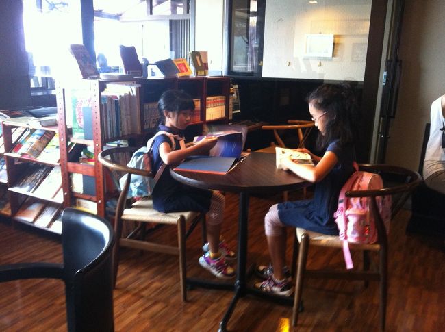 今日のお宿は 錦水館です。<br />直前に一部屋空きが出たのを見つけて、速攻予約しました。<br /><br />館内、ブックカフェやテラスなど、くつろげる場所がいくつもありました。<br /><br />わが家の娘たちは、こういうスペースが大好き。