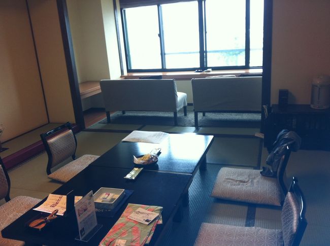 10畳で海側のお部屋です。大人ひとり二食付きで二万円でした。<br />窓から鳥居が見えるので、水が引いたら遊びに行けました。