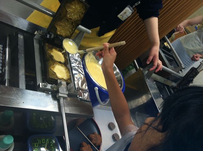 「やまだ屋」さんにて　手作りもみじまんじゅう体験です。<br />所要時間45分。<br /><br />こしあん入りとチョコ入りを一人4個作ります。