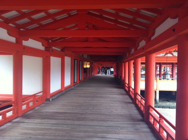 では、いざ厳島神社へ。　<br />この日は曇っていたので、赤があんまりまぶしく感じません。