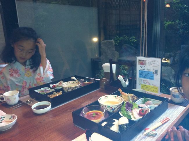 さて　お宿で夕食です。１F「ひめあかり」にて。<br />おいしいものをちょこっとずつ出していただきました。<br /><br />こどもにも　可愛い色浴衣を用意してくれました。