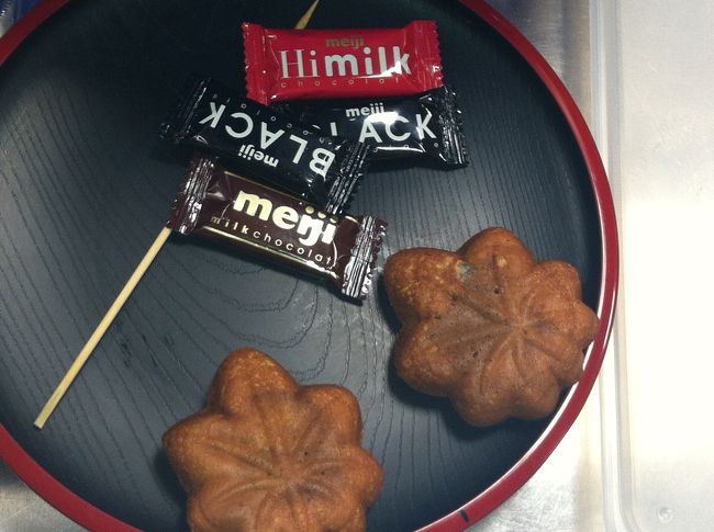 体験では、市販のチョコを使います。<br /><br />先に焼きあがった　餡入り。なかなかいい色です。