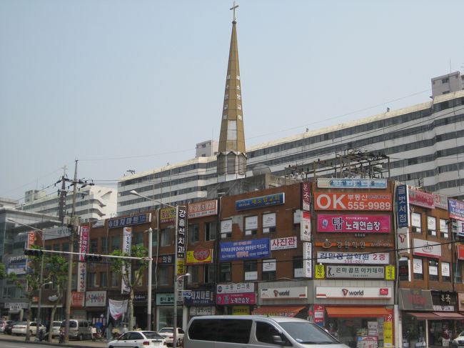 食事の後の運動と思って、目的地まで歩こうと思ったら、<br />道に迷いました。<br /><br />雑居ビルに教会。<br />こういう混沌としたビル、結構好きです。