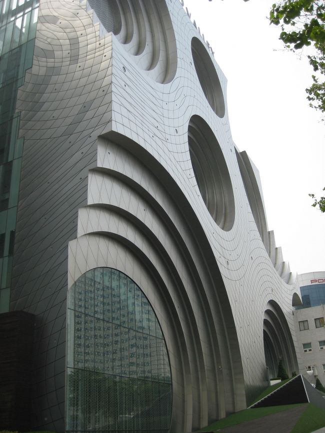 変わったビル発見