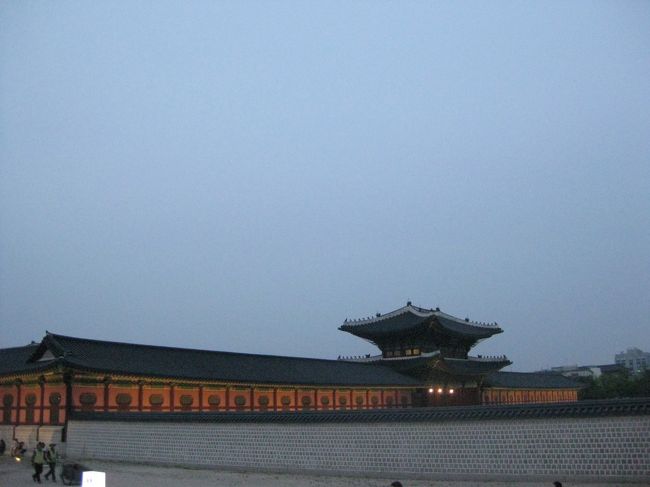 さて、一度、ホテルに戻った後に向かったのは。<br />景福宮！<br /><br />期間限定のライトアップが開催されていたので、<br />行ってきました！