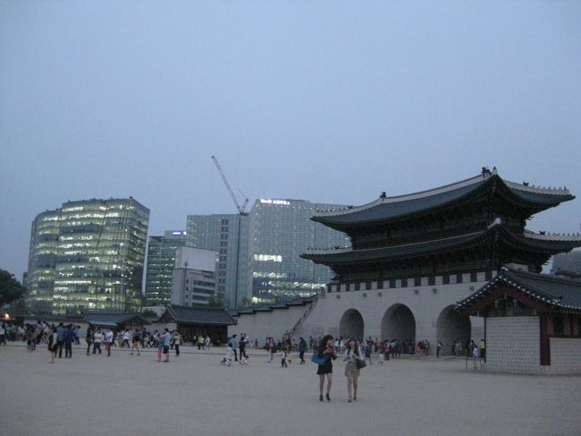 歴史的建造物と近代的なビルの風景。<br />