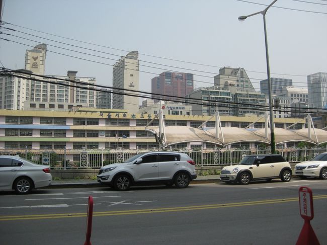 繁華街にでかい小学校。