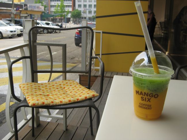 ご飯食べたばかりですが、数m先MANGO SIXがあったので、<br />まったり、一休み。