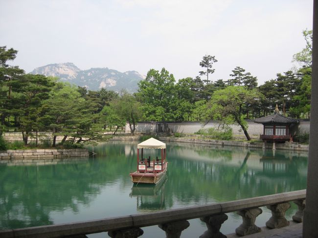 周りを囲む池の様子