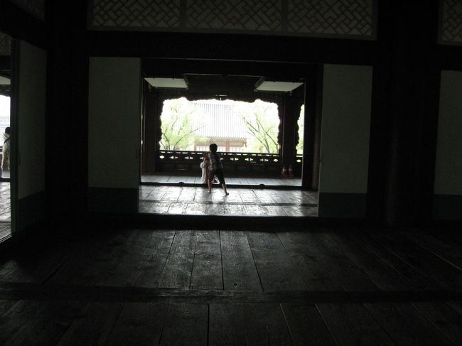 親子が記念撮影中。