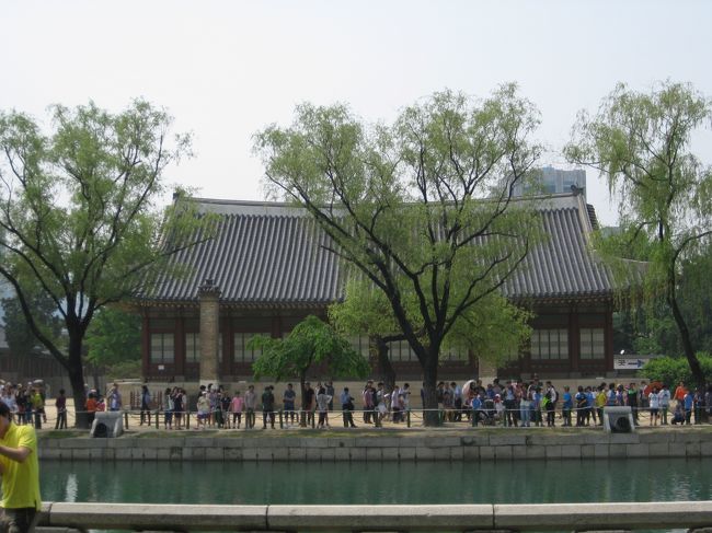 対岸は、観光客でいっぱいです。