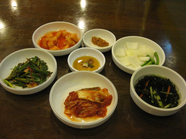 突然のおかずの写真。<br /><br />すごい雨で、空腹もあり、写真を撮ることも忘れてました。<br /><br />さて、今回のご飯は、また「牡蠣ごはん」<br /><br />昨日食べた牡蠣ご飯が忘れられず、<br />もう一件調べてたお店「モリョ」さんへ。<br /><br />こちらのご主人は、日本語が堪能な方で、<br />とっても親切でした。<br /><br />お見送りまでしてくださいました。