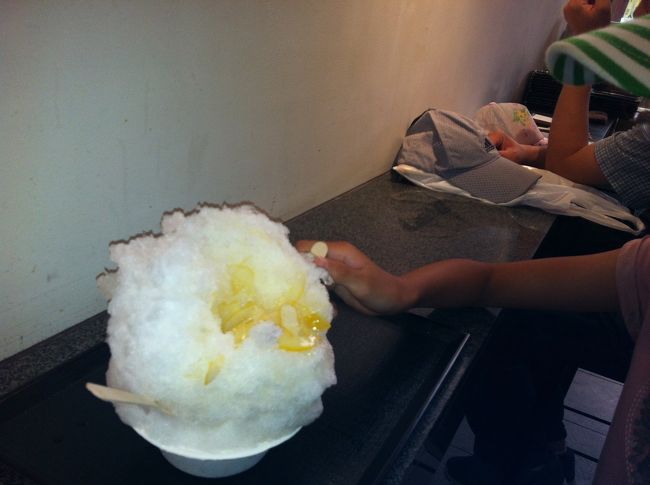 すっかり夏日で、かき氷（400円）を所望。牡蠣屋さんにて。