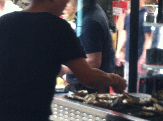 今回二度目の　牡蠣屋さん。<br />焼き牡蠣をいただきました。１ピース２５０円。<br />ふっくら　焼きあがっていました。<br /><br />連れの子供にまで、席を用意してくれて助かりました。