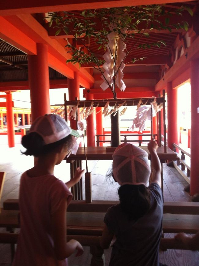 そしてまたまた　厳島神社へ。<br />天気がいいので、赤が映えます。