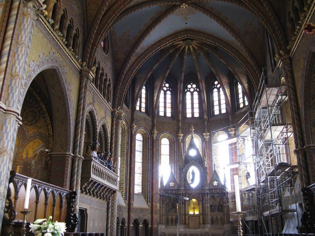 正面には、ネオゴシック様式の主祭壇です。<br /><br />外からの灯りが　とても眩しく入ってきます。