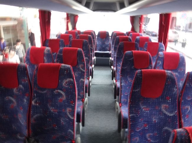 出発時間の朝8時になりました。<br /><br />「水の都」、「北のヴェネツィア」、<br />「屋根のない美術館」の異名をとるベルギーの<br />世界遺産 ブルージュ歴史地区に向かいます。<br /><br />ブリュッセルから約1時間半程かかります。