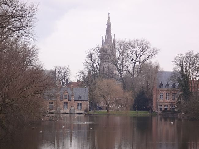 一つ上の写真をズームしてみます。<br /><br />ヨーロッパで最も高い煉瓦建築物である122mの<br />尖塔を抱える『聖母教会』が見えます。