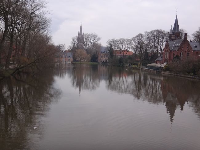 『愛の湖』（Minnewater）<br /><br />ブリュッセルから世界遺産 ブルージュ歴史地区に<br />到着しました。現在朝の9時ちょい過ぎです。<br />皆と市内散策をしながらマルクト広場まで行き、<br />その後は約2時間のフリータイムです。<br /><br />ブルージュ駅にほど近い場所でバスを降ります。<br /><br />ブルージュ歴史地区は、2000年にユネスコ世界遺産<br />として登録されました。<br /><br />写真は、中世ブルージュの内港だった所で、<br />現在は運河と水門で仕切られた湖になっている<br />『愛の湖』です。