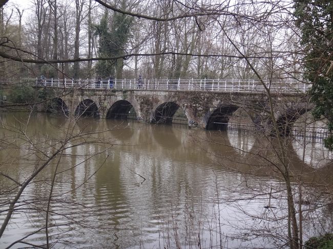 ベルギー・ブルージュの『愛の湖』に<br />架かった橋を渡ります。<br /><br />中世に造られた橋だと思われますが、<br />頑丈な石造りの橋です。