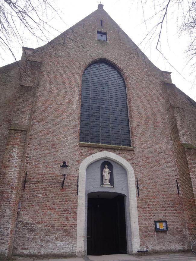 1584年に全焼しましたが、20年後にほぼ原形と<br />同様の建築様式で復元されました。<br /><br />また、1700年頃にはバロック様式の高床の聖堂側室、<br />広窓を造り、今日見られる形となったそうです。