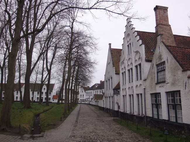 世界遺産『ベギン会修道院』（Begijnhof）<br /><br />現在は、ペギン会修道女ではなく、15世紀そのままの<br />修道服を身に着けたベネディクト派の修道女たちが<br />暮らしているそうです。