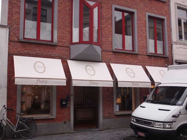 ベルギー・ブルージュ【Mary】（メリー）<br /><br />メリーは、ベルギー王室御用達のチョコレートで、<br />日本未上陸です。<br /><br />メリーのチョコレートについては、一つ前のブリュッセルの<br />旅行記で詳細に紹介していますので、そちらの方をご覧に<br />なって下さいね。<br /><br />もう一度言いますが、日本の【Mary's】<br />（メリーチョコレート）とは、全く関係ありません。<br /><br />http://www.mary.be/en/home