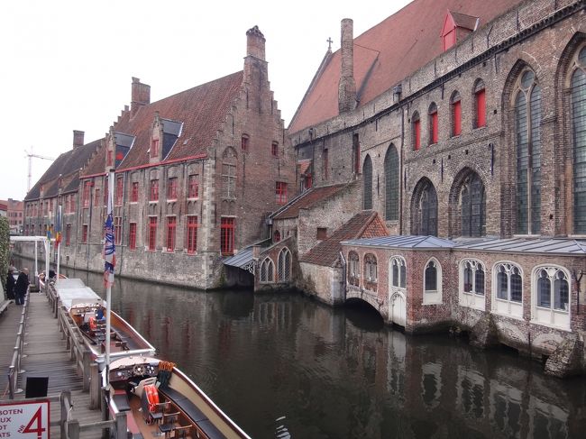 ベルギー ブルージュ歴史地区内のダイヴァー運河<br />（Dijver）です。