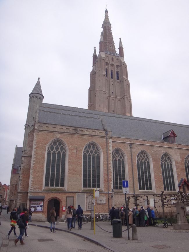 ベルギー・ブルージュ『聖母教会』<br />（Onze Lieve Vrouwekerk）<br /><br />ヨーロッパで最も高い煉瓦建築物である<br />122mの尖塔を抱える『聖母教会』です。<br /><br />ツアーの皆さんとマルクト広場で解散し、<br />フリータイムになります。再集合はこちらです。<br /><br />『聖母教会』は、13世紀から15世紀にかけて<br />（約2世紀もの長きにわたって）の建造で、<br />その後は何度も改修が加えられたことから、<br />様々な建築様式が混じっているそうです。<br /><br />この教会は、ブルゴーニュ公国の統治時代には<br />シャルル公爵家の礼拝堂とされ、<br />公爵の一人娘マリーとハプスブルク家の<br />マクシミリアンの結婚式も行なわれました。<br /><br />ブルージュ市民に愛された最後の公女マリーは、<br />25歳の若さで乗馬事故によって亡くなり、<br />この教会の霊廟、父シャルルの隣りに眠っています。<br /><br />また、教会内は白い大理石で造られたルネサンス期の<br />イタリアの巨匠ミケランジェロ作の《聖母子像》や、<br />フランドル派の画家ヤン・ファン・エイク作の<br />《十字架上のキリスト》等が有名です。<br /><br />http://www.onthaalkerk-brugge.be/
