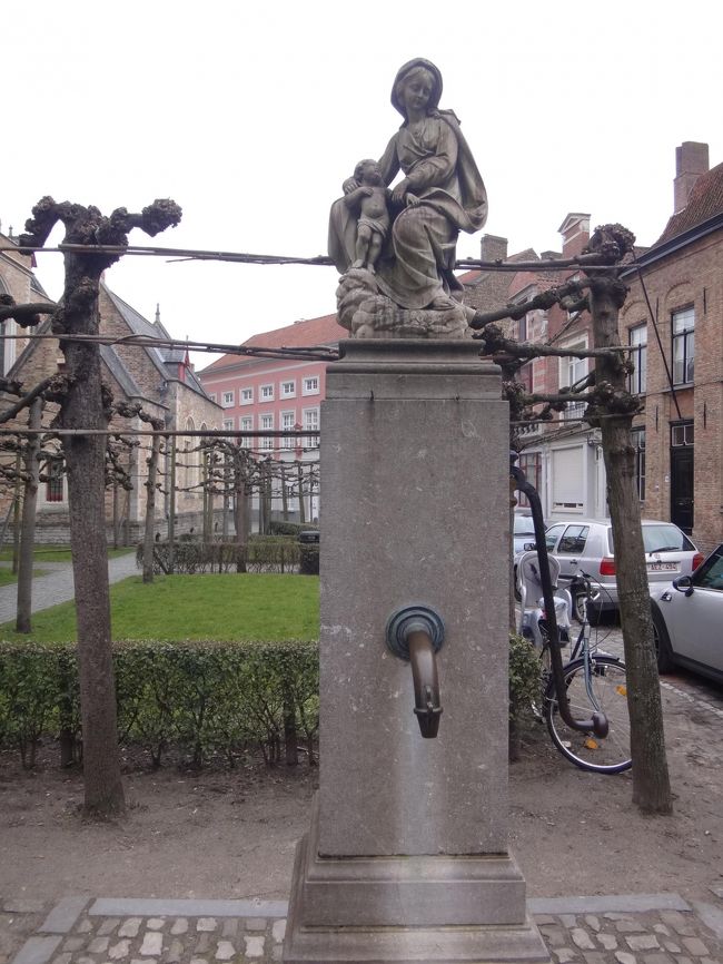 ベルギー・ブルージュ『聖母教会』前の広場には<br />ミケランジェロ作の《聖母子像》に似せた像？が<br />設置されていました。<br /><br />教会内のミケランジェロ作の《聖母子像》も<br />このようなものなのでしょうか？<br /><br />帰国してから調べてみたのですが、本物の《聖母子像》は<br />以下の写真の通りでした。<br />やはり本物の像とは全然違いましたね・・・。<br /><br />http://www.onthaalkerk-brugge.be/onze-lieve-vrouw-kerk-brugge_fotos.asp?taal=nl