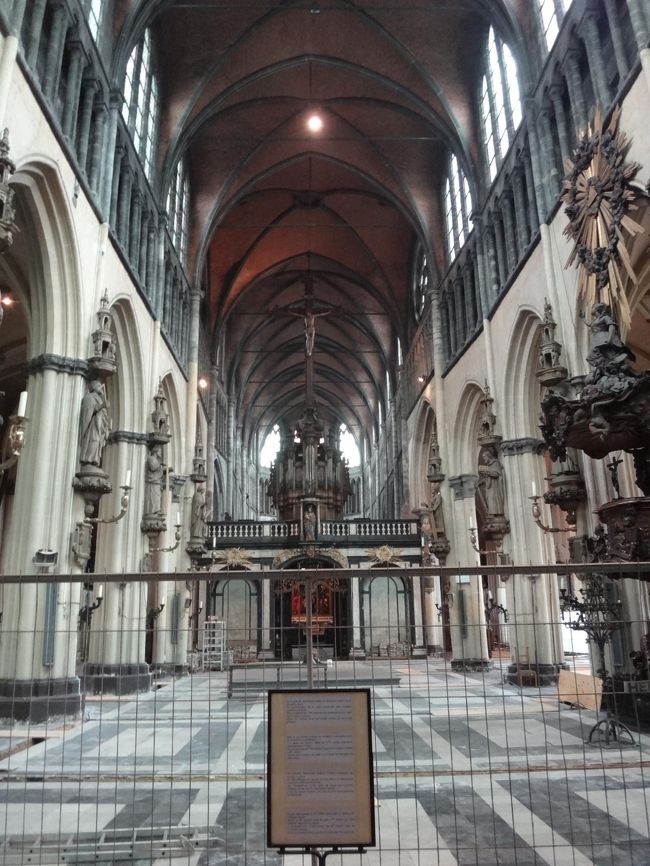 ベルギー・ブルージュ『聖母教会』<br />（Onze Lieve Vrouwekerk）<br /><br />時間がなかったこともあり、入場するのは断念し、<br />修復作業中の中央祭壇をパチリと撮り、聖母教会を<br />後にしました。<br /><br />本来であれば、以下の写真のようにお祈りするための<br />椅子が敷き詰められているようですね。<br /><br />http://www.onthaalkerk-brugge.be/onze-lieve-vrouw-kerk-brugge_kerk.asp?taal=nl