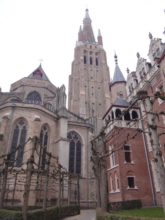 ベルギー・ブルージュ『聖母教会』<br />（Onze Lieve Vrouwekerk）<br /><br />東側から眺めた『聖母教会』です。<br /><br />この後は、ブルージュの中心部と聖母教会を結ぶ<br />ダイヴァー運河（Dijver）沿いの美しい並木道を<br />歩いて行きます。