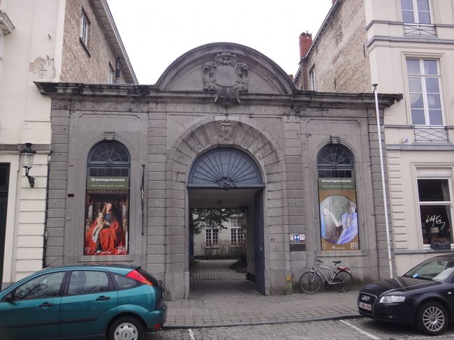 ベルギー・ブルージュ『グルーニング美術館』<br />（Groeningemuseum）<br /><br />ダイヴァー通り（Dijver）沿いにある美術館です。<br />18世紀から始められたコレクションで、<br />14世紀から20世紀にわたる広範囲の作品が<br />収集されています。<br /><br />本館には、ブルージュの富豪の礼拝堂用に制作された<br />というフランドル派の画家ヤン・ファン・エイクの大作<br />《ファン・デル・パーレのいる聖母子像》が見られます。<br /><br />http://bezoekers.preview.brugge.be/en/groeningemuseum-groeninge-museum