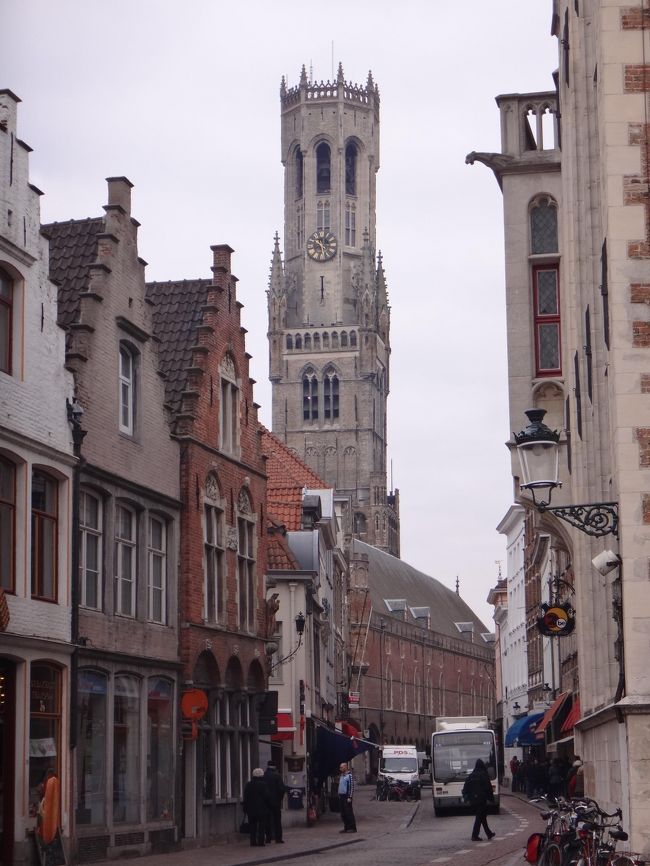 ベルギー・ブルージュの世界遺産『鐘楼』<br />ズームします。<br /><br />ダイヴァー運河沿いをもう少し進んだところに、<br />写真スポットがあるようなので、<br />このまま進むことにします。