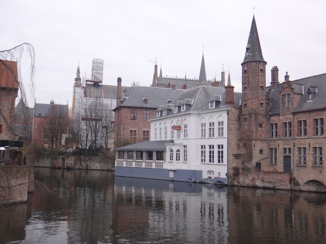 ブルージュ歴史地区内のダイヴァー運河（Dijver）です。<br /><br />素敵な場所が多くて、ついつい何でも写真に<br />収めたくなります(..)