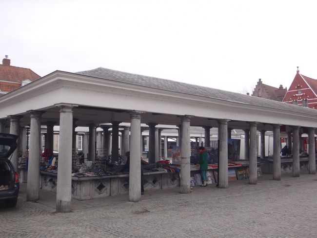 ベルギー・ブルージュ『魚市場』（Vismarkt）<br /><br />『魚市場』（フィスマルクト）は、1821年に建てられた<br />回廊のような造りになっていて、日曜日と月曜日を除く<br />毎朝、北海からの新鮮な魚介類が盛大に積み上げられ<br />活気を帯びているようです。