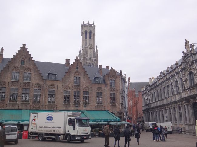 ベルギー・ブルージュ『ブルグ広場』（Burg）<br /><br />『ブルグ広場』は、『マルクト広場』と共に<br />ブルージュの観光の要となる広場で、9世紀に<br />フランドル伯ボードゥアンがノルマン人に対する<br />城塞を築いたのがこの場所でした。<br /><br />なお、「ブルク」は「城塞」を意味しています。