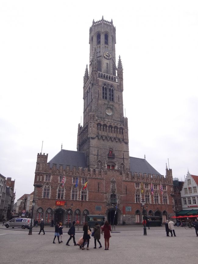 ベルギー・ブルージュ 世界遺産『鐘楼』（Belfort）<br /><br />13世紀から建設され、366段の石のらせん階段を<br />上がった最上部は15世紀末に完成した<br />マルクト広場前にある高さ83メートルの『鐘楼』です。<br /><br />1999年にフランドル地方とワロン地方の鐘楼群<br />として32の鐘楼がユネスコ世界遺産に登録されました。<br /><br />頂上が八角形をしているのが特徴ですが、<br />まるでウエディングケーキな形みたいですね。<br /><br />http://www.carillon-brugge.be/
