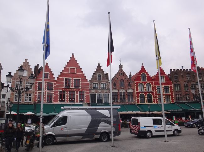 ベルギー・ブルージュ『マルクト広場』（Markt）<br /><br />階段状の切妻屋根のギルドハウスです。