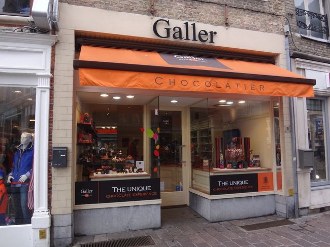 ベルギー・ブルージュ【Galler】（ガレー）<br /><br />写真は、ガレーのブルージュ店です。<br /><br />ガレーの本店は、昨日行ったブリュッセルの<br />グランプラス近くにあります。<br /><br />ガレーは、1976年にジャン・ガレーにより創業され、<br />創業以来、異例のスピードで<br />1994年にベルギー王室御用達として認定されました。<br /><br />ベルギーでは、ガレーは現代チョコレート界を代表する<br />ショコラティエとして有名です。<br /><br /><営業時間><br />月〜日曜日　10時00分〜22時00分<br /><br />http://www.galler.com/index.php